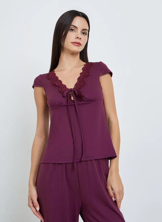 ستايلي طقم بيجاما من بنطال وبلوزة بتفاصيل دانتيل